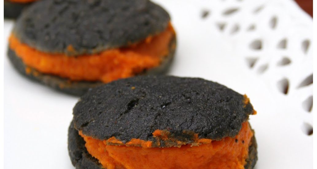 Panini per Halloween: nero di seppia e crema di carote - Cardamomo & co