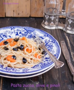 Pasta zucca olive e pinoli - Cardamomo & co