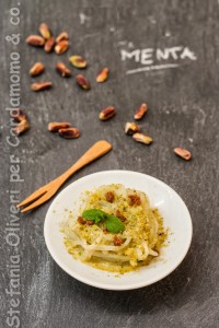 Pasta shirataki con pesto zucchine, pistacchi e bottarga - Cardamomo & co